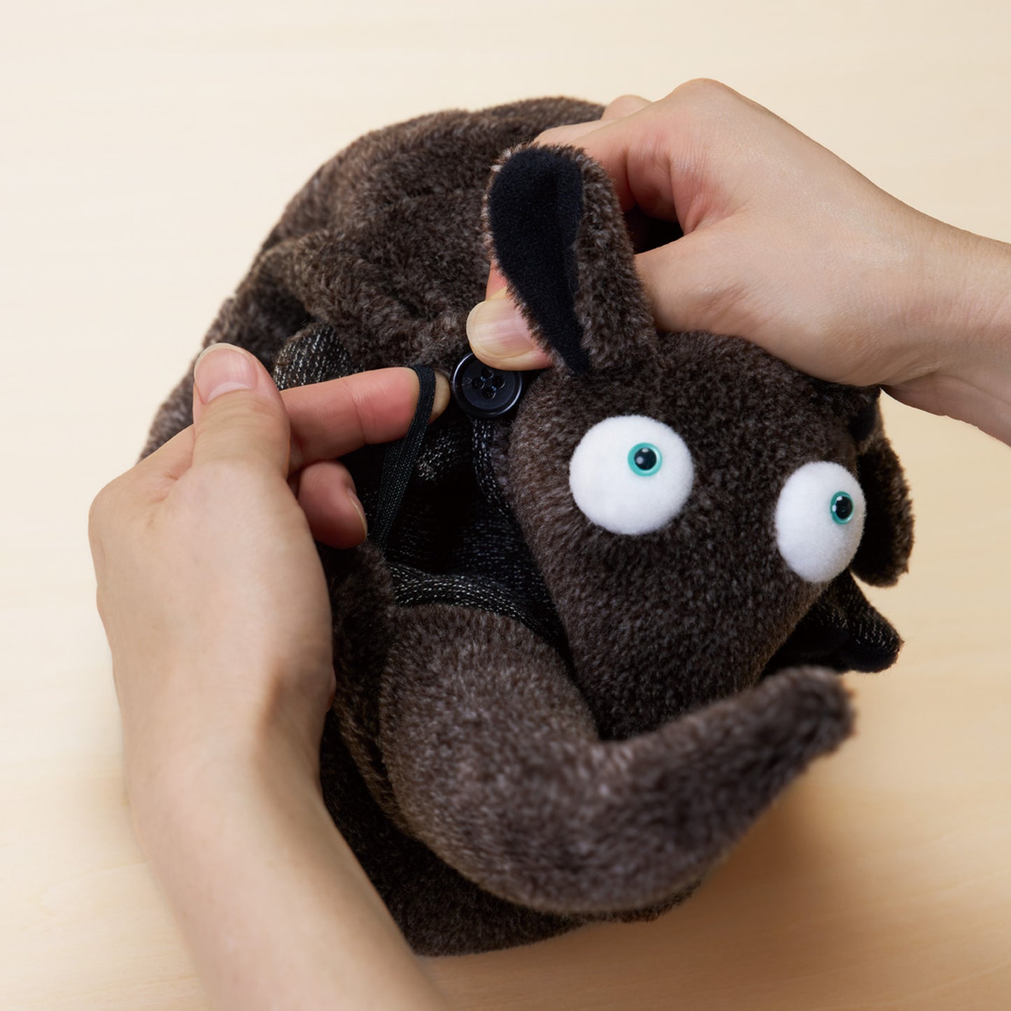 Rマジロー　ボタンをとめる